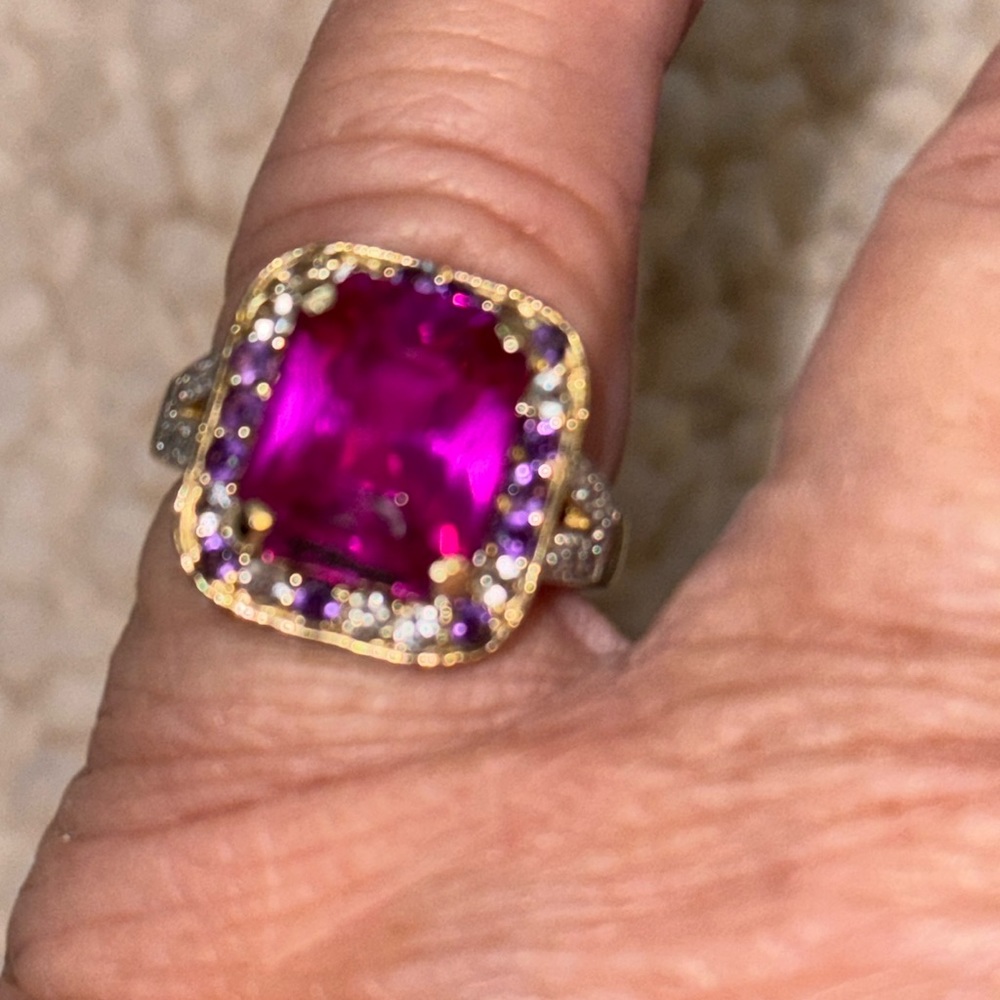 Pink sapphire 7.5 carats in yellow gold